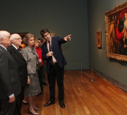 Su Majestad la Reina observa una de las obras de la exposición "El joven Van Dyck"